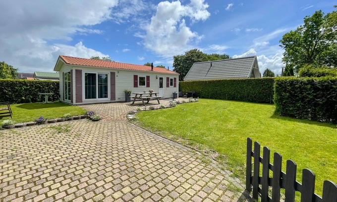 Tzummarum House | Stunning home in Tzummarum with kitchen