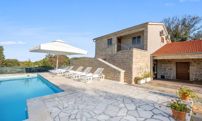 Unesic House | Stunning home in Unesic
