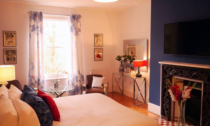 Hastings House | Stunning House | Full of character| Middle of Nature| Fully Serviced |Sleeps 25