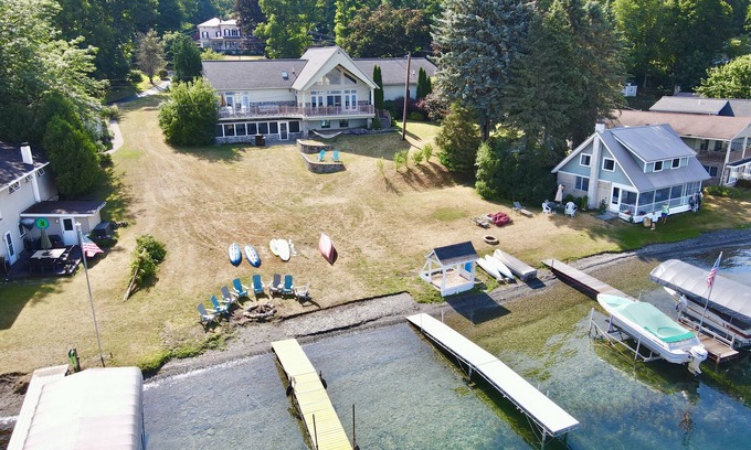 Penn Yan House | Stunning Keuka Lake House! Kayak, SUP, fish, swim, campfires