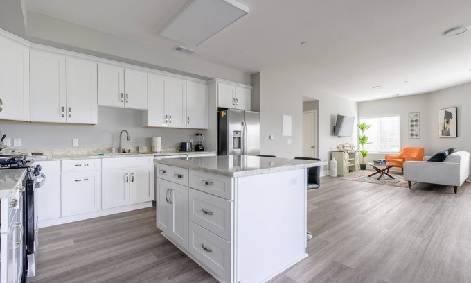 Campbell Apartment | Stunning King suite, centrally located w/fast WiFi