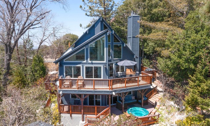 Lake Arrowhead House | Stunning Lake Arrowhead Home: Decks & Hot Tub