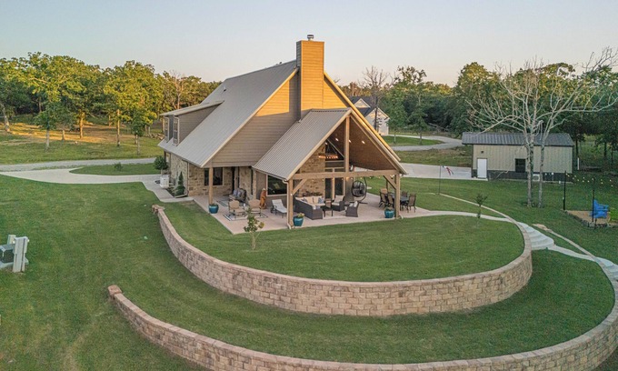 Eufaula House | Stunning Lake Eufaula Waterfront Home in Dixie Cove