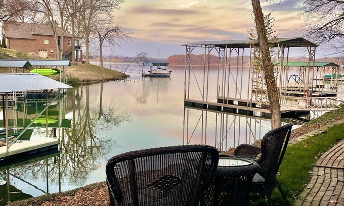 Lakewood House | Stunning lakefront retreat minutes from Nashville