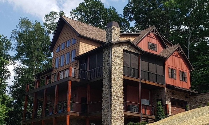 Byrdstown House | Stunning Lakehouse, 3 min. to Sunset Marina, 4,000 sq ft., sleeps 13