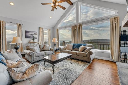 Branson West House | Stunning Lakeview Retreat residence