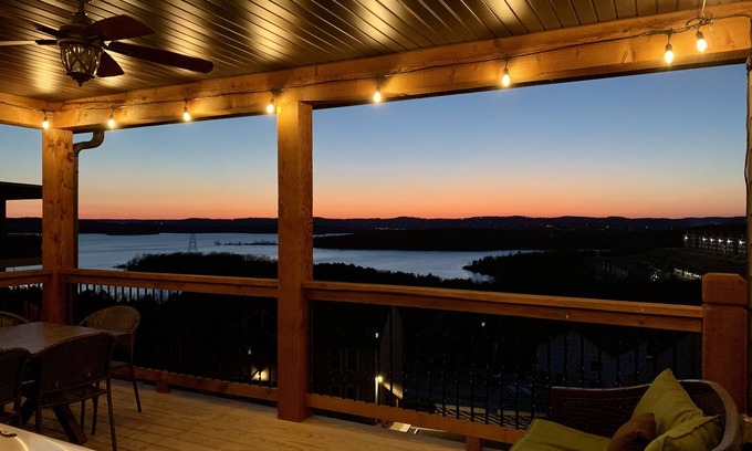 Table Rock House | Stunning Lakeviews 🌅Sunset Rock Lodge/Hot Tub/🔥Pit Table-Gameroom-Cmty Pools!