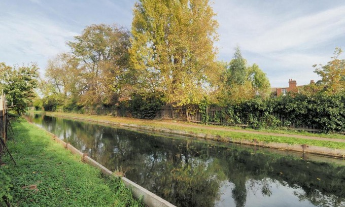 Bowes Apartment | Stunning, large 1 bed riverside flat