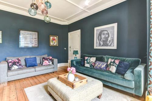 Hove Villa | Stunning large house by the sea