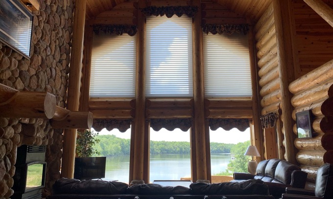 Kesley House | Stunning Log Cabin W/River Views and Hot Tub