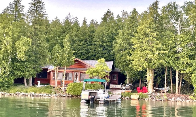 Presque Isle House | Stunning Log Cabin + Bunkhouse on Grand Lake w/kayaks