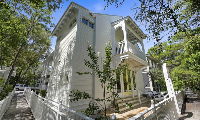 Seaside House | Stunning Luxury Guest Cottage in Seaside! Close to pool + 2 Adult Bikes!
