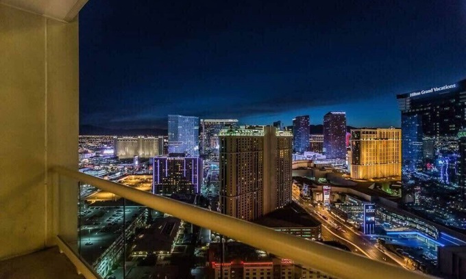 Las Vegas Apartment | Stunning MGM Corner 1BR with Balcony 7601