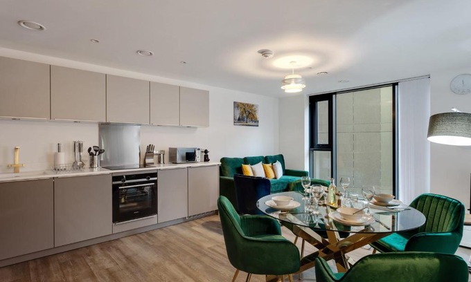 The Westside Apartment | Stunning Modern 1BR Flat in Central Birmingham