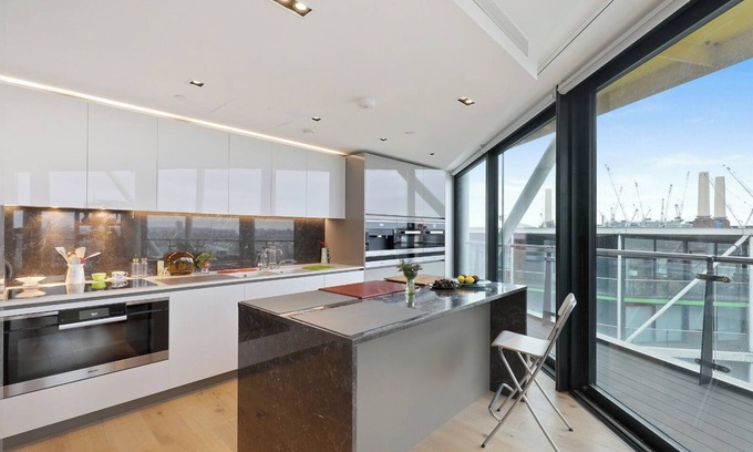 Nine Elms Apartment | Stunning, Modern Flat in Central Battersea with River View
