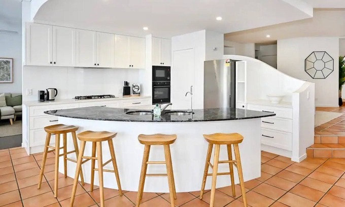 Mooloolaba House | Stunning Mooloolaba Waterfront Home -10 guests ZB1