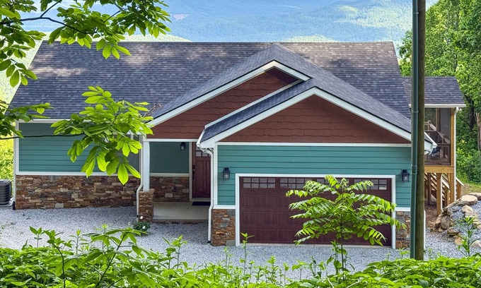 Marion House | Stunning mountain view home in Little Switzerland with large viewing deck