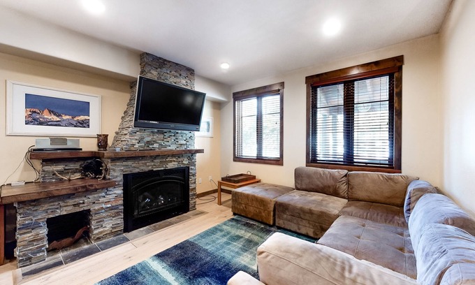 Woodwinds Condo | Stunning mountain condo on the golf course w/private hot tub & fireplace