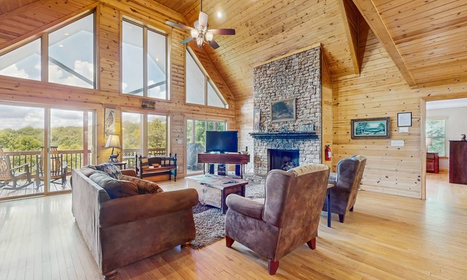 Ridgeline Vistas Cabin | Stunning mountain cabin w/free WiFi/private hot tub/gameroom/gas fireplace
