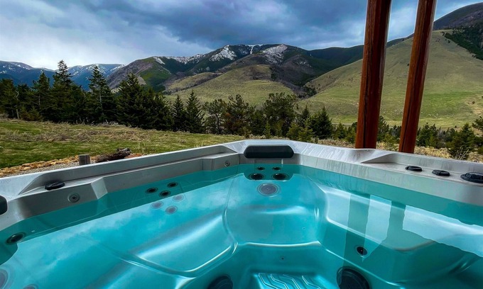 Red Lodge Cabin | Stunning Mountain views, offers Wi-Fi, hot tub, and is dog friendly - Last Resort