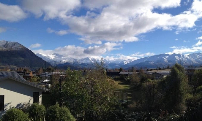 Wanaka House | Stunning mountain views, sun soaked, quiet location close to Lake Wanaka