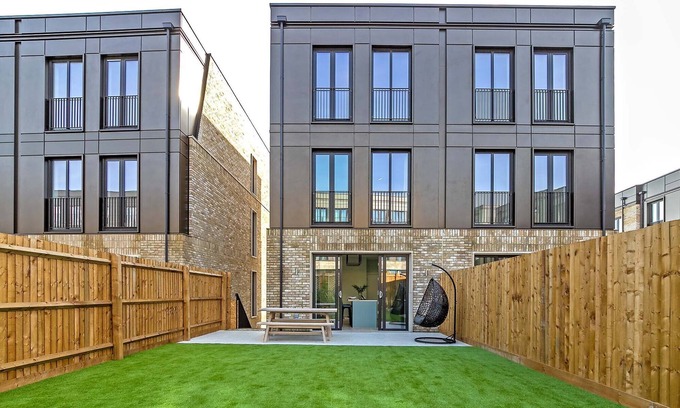 Whittington House | Stunning new Built Townhouse With Garden - Close to Golf Club