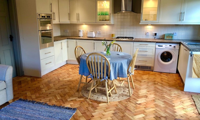 Bramerton House | Stunning Norfolk Flint Barn - Close to Norwich & The Broads