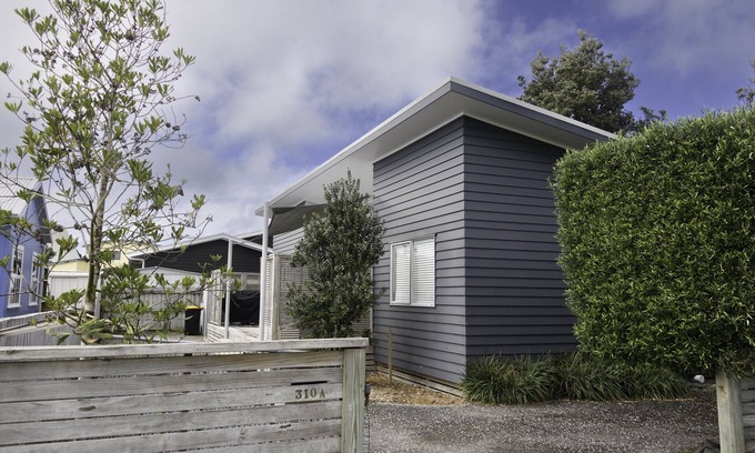 Whangamata House | Stunning Ocean Road Bach