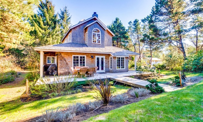 Gearhart House | Stunning Ocean Townhome with Large Yard and Easy Beach Access - Dog-Friendly