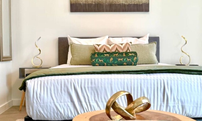 Downtown Miami Apartment | Stunning Ocean View Studio Pool/Gym