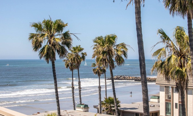 Townsite Condo | Stunning Ocean Views, Pool, Fitness Center & 2 Parking Spaces Included