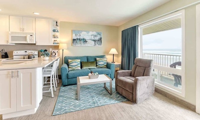 Lincoln City Condo | Stunning Oceanfront Suite - Full Kitchen - Pool and Hot Tub!