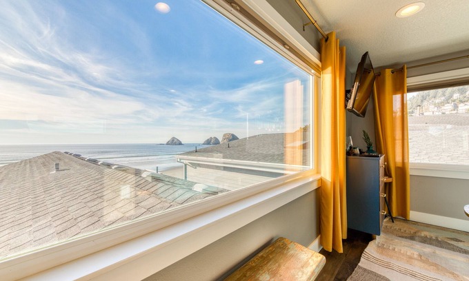 Oceanside Condo | Stunning Oceanfront Condo w/views - room for 8 and 2 dogs