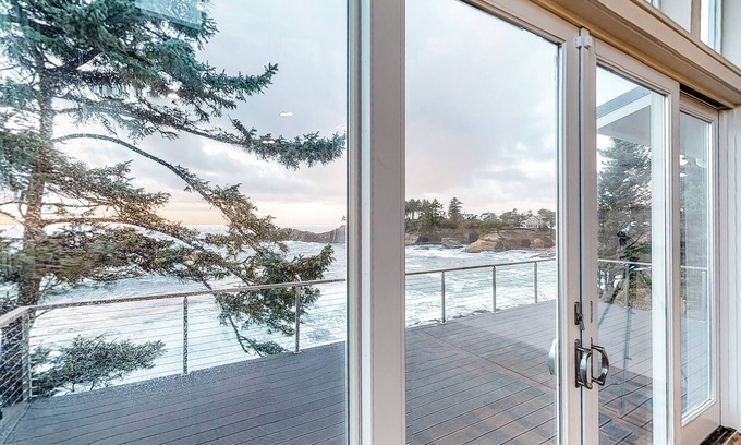 Depoe Bay House | Stunning oceanfront retreat w/gourmet kitchen & high-speed WiFi - dogs welcome
