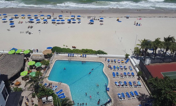 Galt Mile Condo | Stunning One Bedroom Apartment ON THE BEACH With Gorgeous Direct Ocean Views