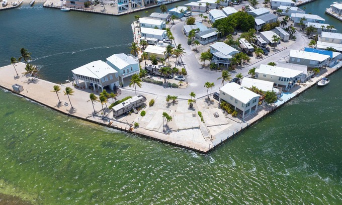Cudjoe Key RV Rental | Stunning Open Water RV Lot with 38' Seawall and Great Amenities in Gated Community