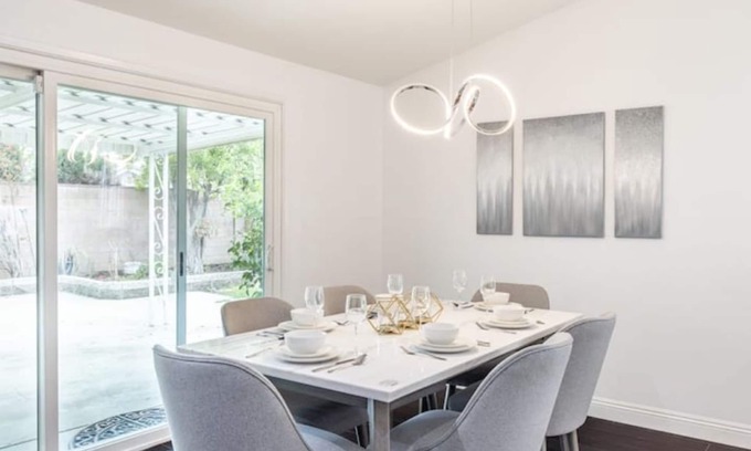 Winnetka House | STUNNING! Oversized 4 Bedroom Modern House
