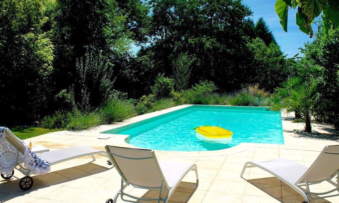 Saint-Sulpice-les-Feuilles House | Stunning private villa with hot tub, WIFI, private pool, TV, patio, pets allowed and parking