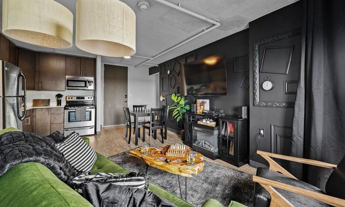 Downtown Des Moines Apartment | Stunning Penthouse - King Bed - City/River View - Corner Unit - Wells Fargo