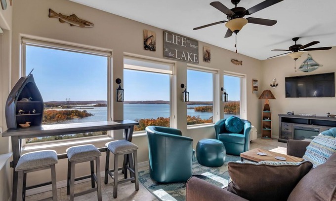 Table Rock Condo | Stunning Penthouse Views of Table Rock-Free Tickets-Ideal Location-High End Decor-Sun Room!