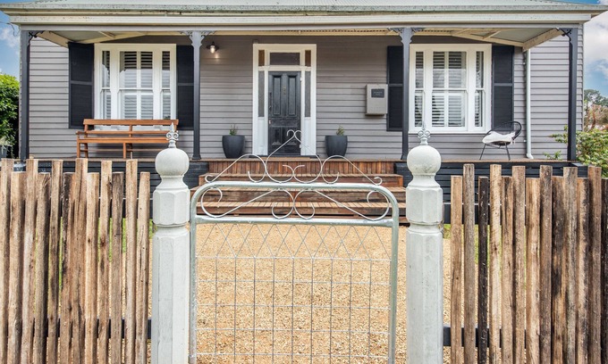 Hamilton House | Stunning period home. Five bedroom in the quiet Alexandra College precinct