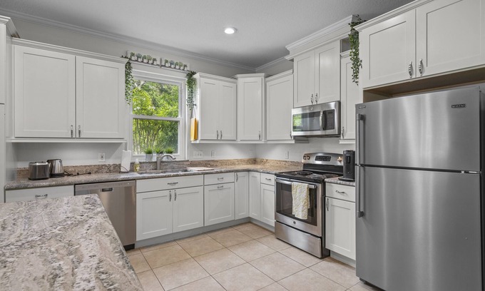 Seminole House | STUNNING! POOL HOUSE MINUTES AWAY FROM BEACH!