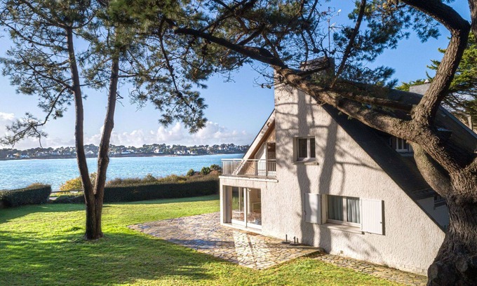 Saint-Philibert Villa | Stunning private villa for 13 people with WIFI, TV, terrace and pets allowed