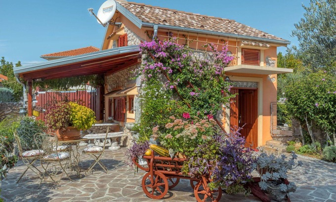 Polje House | Stunning private villa for 2 guests with WIFI, A/C, TV, patio and pets allowed