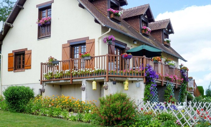 Quievrecourt House | Stunning private villa with WIFI, TV, balcony, pets allowed, panoramic view and parking