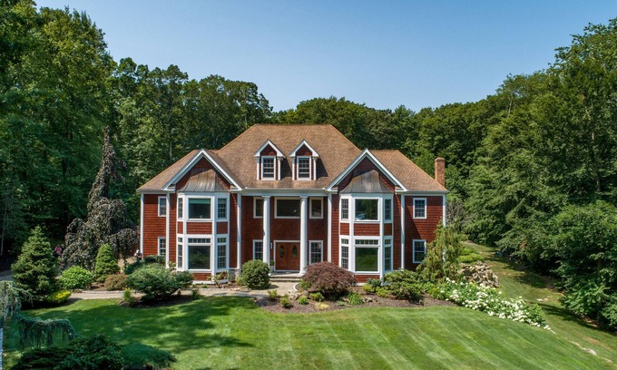 Guilford House | STUNNING PRIVATE GUILFORD ESTATE.located at the end of a sublime cul-de-sac