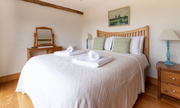 Wadhurst House | Stunning private villa for 5 guests with WIFI, TV, patio, pets allowed and parking