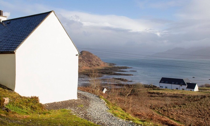 Breakish House | Stunning private villa for 6 guests with WIFI, TV and parking