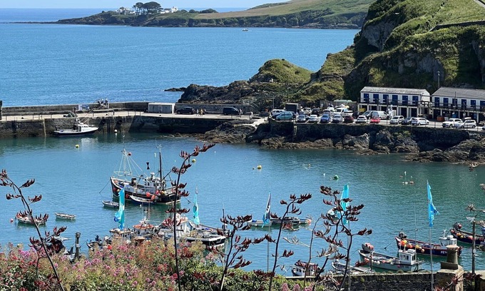 Mevagissey House | Stunning private villa for 4 guests with WIFI, TV, terrace and pets allowed