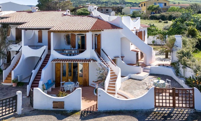 La Ciaccia House | Stunning private villa for 10 guests with WIFI, A/C, TV, patio and parking